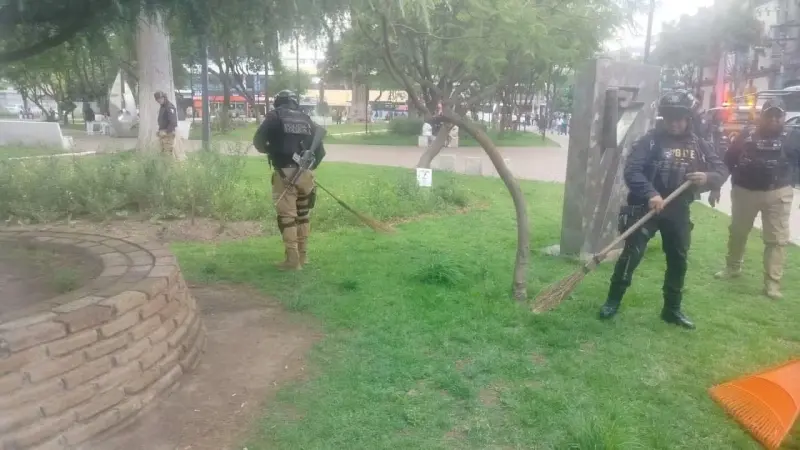 Roban a cuentahabiente en Toluca mientras policías podaban el pasto