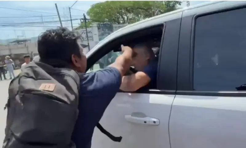 Agreden a periodistas durante bloqueo de maestros en Chiapas