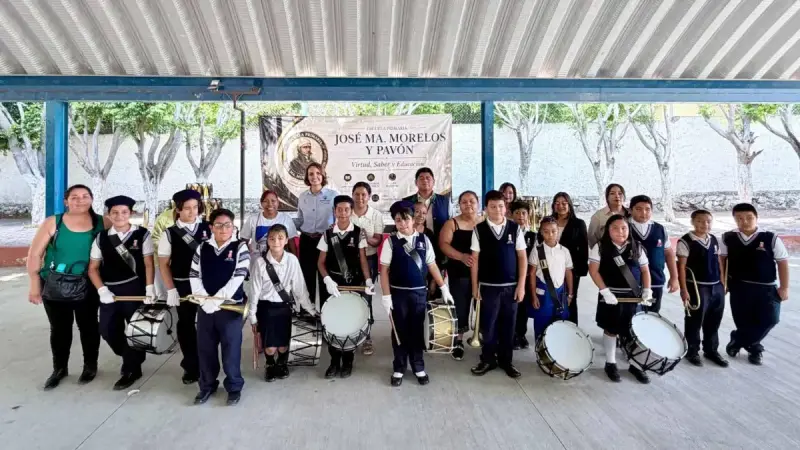 Entrega López Birlain instrumentos para banda de guerra a estudiantes