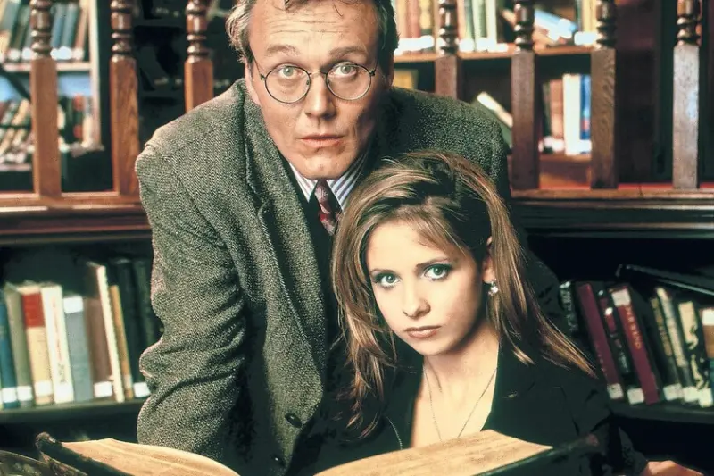 El reparto de 'Buffy, cazavampiros' se despide de Anthony Head tras su muerte: "Era amable, sabio y un guía en tiempos difíciles"