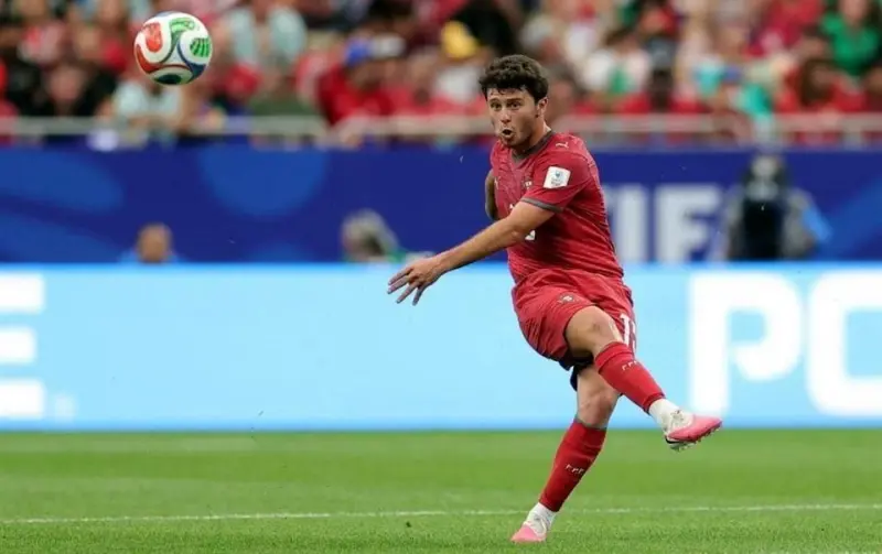 Se van fans de Cristiano en contra de Neves y su novia