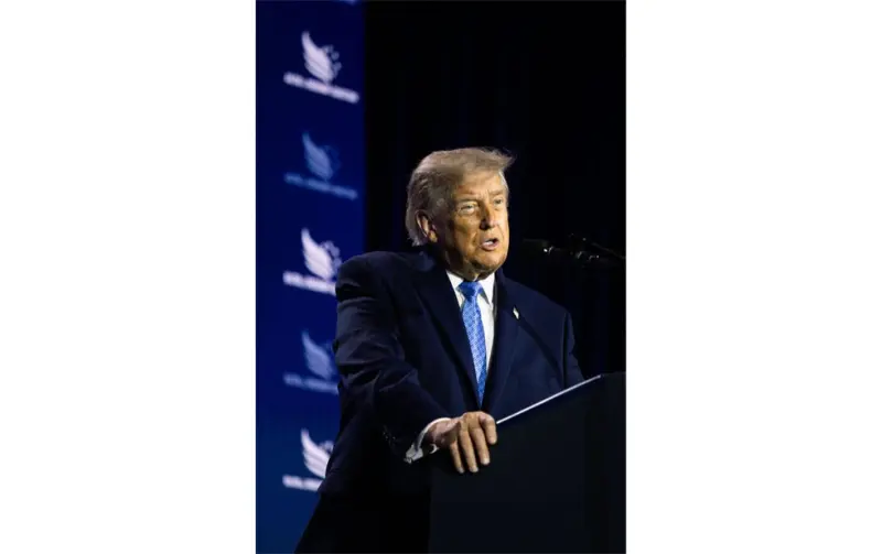La Casa Blanca publica imágenes del "pasaporte patriótico" de Trump.