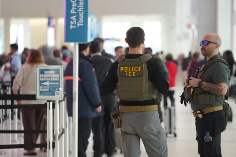 ICE permitirá usar IA en centros de detención para facilitar arrestos y operaciones, mientras mantiene pagos de un dólar diario a personas migrantes detenidas, una decisión que busca reducir costos para contratistas pero no mejora sus condiciones de encie