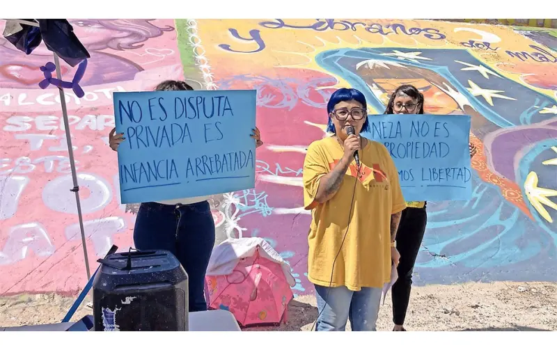 Protesta frente al muro para exigir ver a su hijo