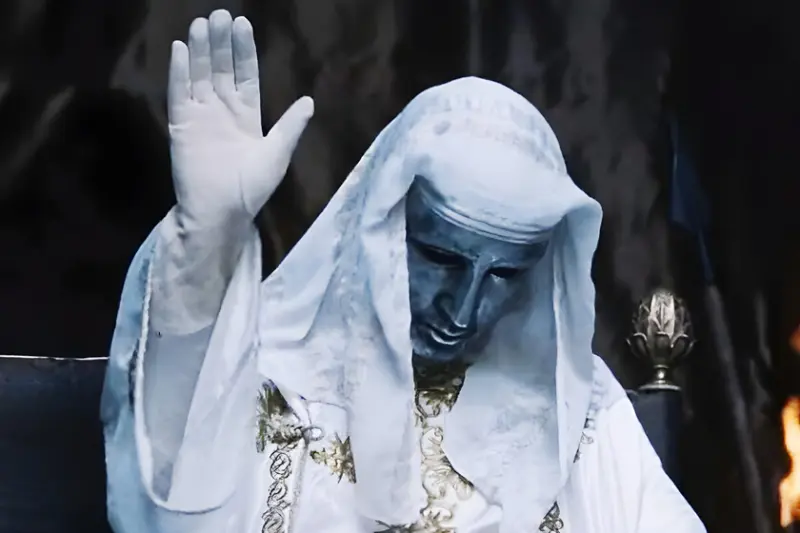 Su nombre ni siquiera aparece en los créditos, pero esta superestrella interpretó al rey enmascarado en Cruzada