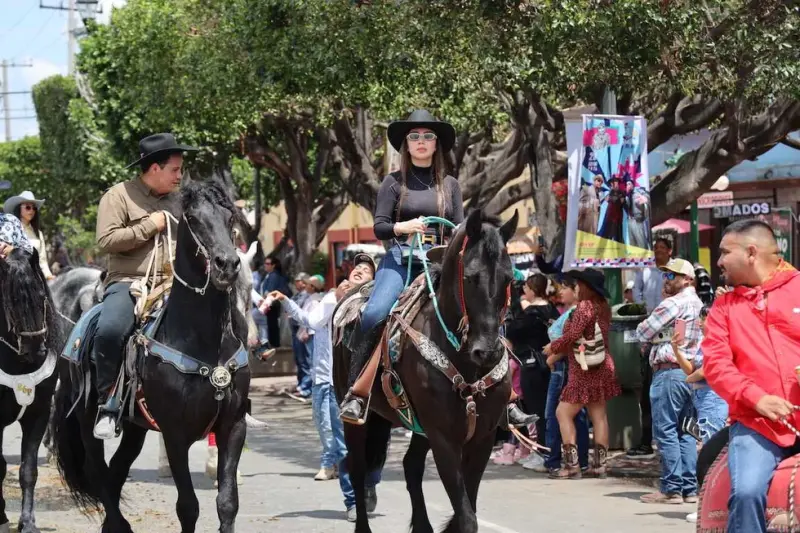 Cabalgata de la Amistad llena San Juan del Río de jinetes y familias