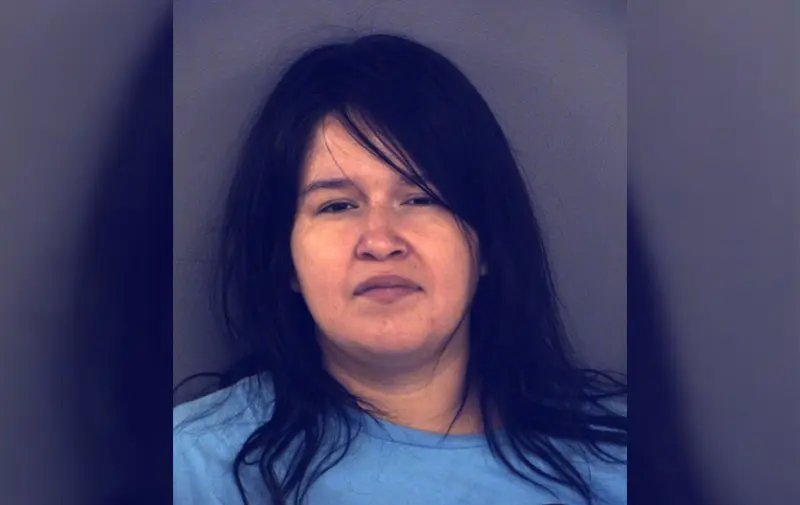 Los arrestan por arriesgar vidas de hijos pequeños en El Paso