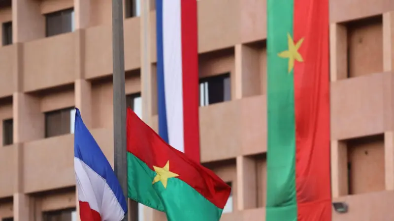 Burkina Faso rompe relaciones diplomáticas con Francia y acusa a París de "ambiciones neocoloniales"