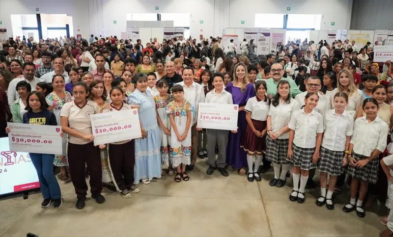 Entregan reconocimientos y apoyos a estudiantes de ciencia
