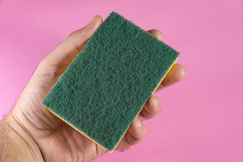 Tu esponja de cocina libera microplásticos cada vez que lavas los platos