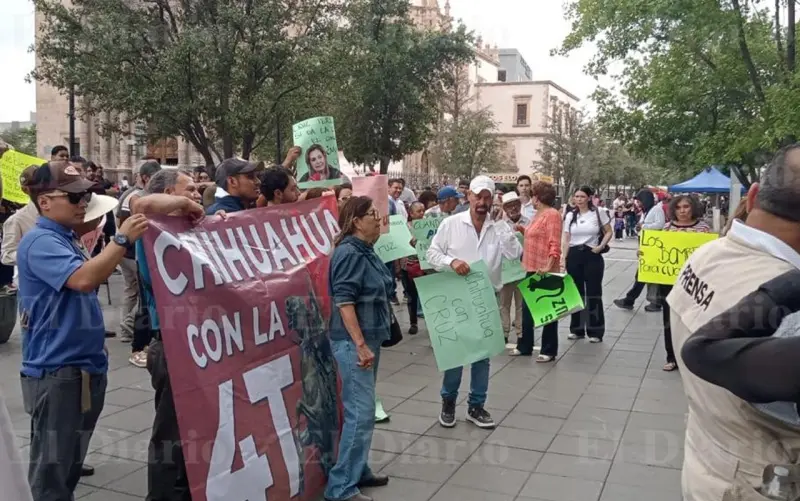 Video.- Personas a favor y en contra de Pérez Cuellar se enfrentan afuera de Congreso