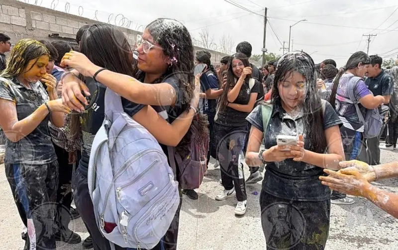 Video: Se despiden en la Secundaria Técnica 91 entre abrazos y bromas