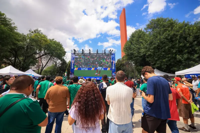 Miles celebran triunfo de México en Plaza Zaragoza y Parque España