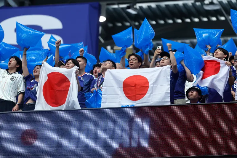 Mientras el mundo aplaude a los japoneses por limpiar los estadios del Mundial, en redes sociales son criticados por no aplicar el mismo estándar de responsabilidad dentro del hogar