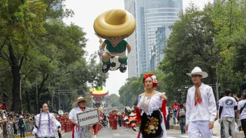 Miles llenan Paseo de la Reforma en el desfile mundialista “La pelota vuelve a casa”