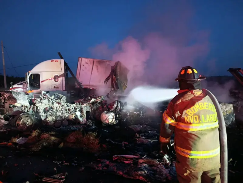 Muere una persona tras choque e incendio de tráileres en Laredo