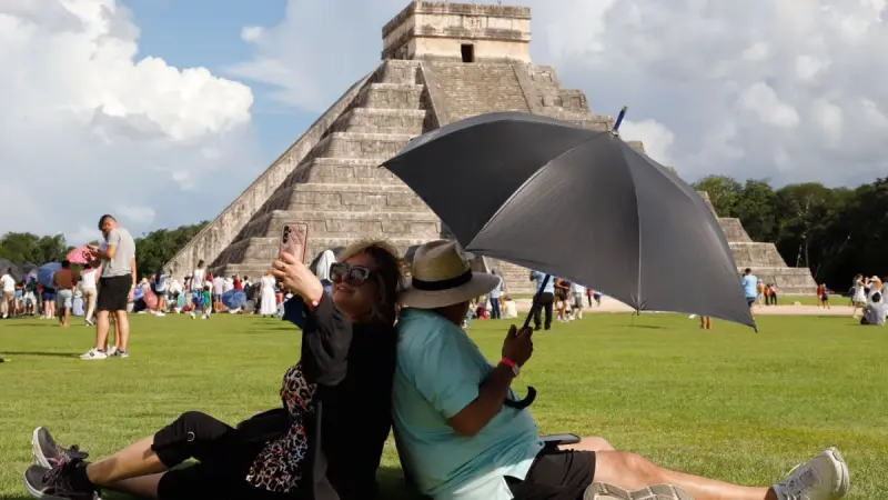 Onda tropical en la Península de Yucatán provocarán intenso calor y lluvias aisladas este viernes
