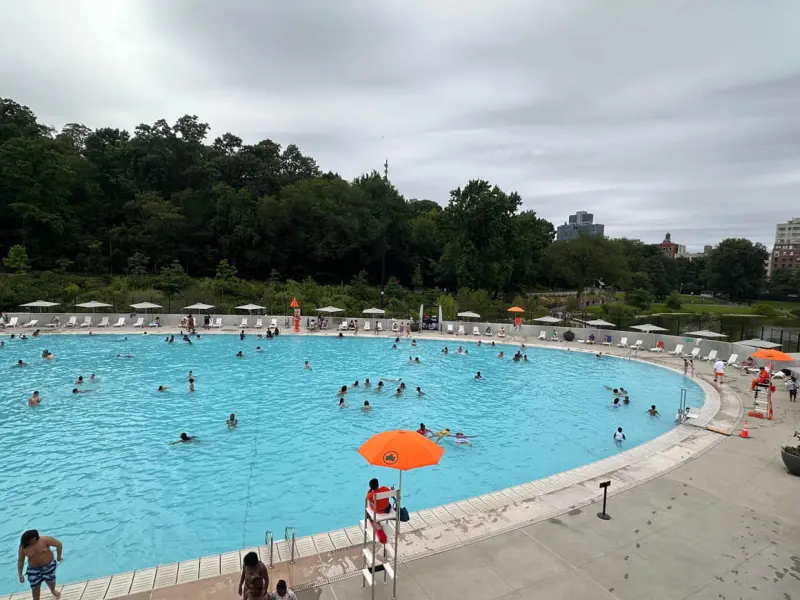 Abren más de 50 piscinas públicas gratuitas para el verano en Nueva York