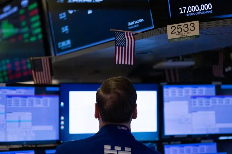 Wall Street, con pérdidas pese a negociación de paz entre EU e Irán: Nasdaq y S&amp;P 500 cierran con en rojo