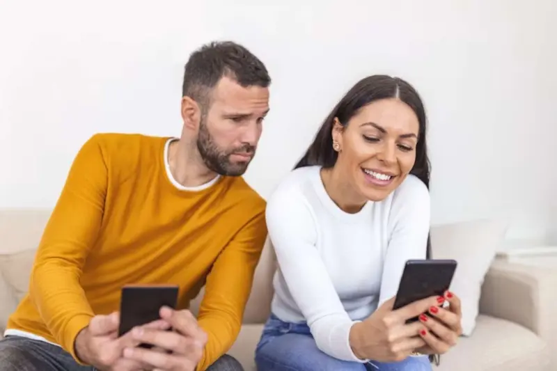 Qué son las microinfidelidades: el nuevo límite del amor en la era digital