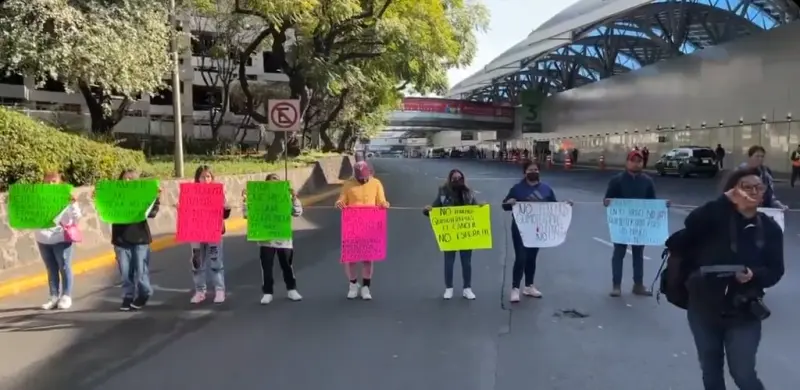 Doble golpe al AICM: caída de techumbre y protestas complican llegada de pasajeros