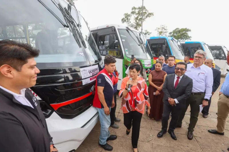 Entregan 42 nuevas unidades de transporte público en Puebla