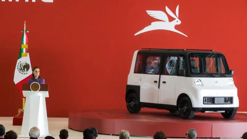 Claudia Sheinbaum presenta Olinia, el primer auto eléctrico mexicano