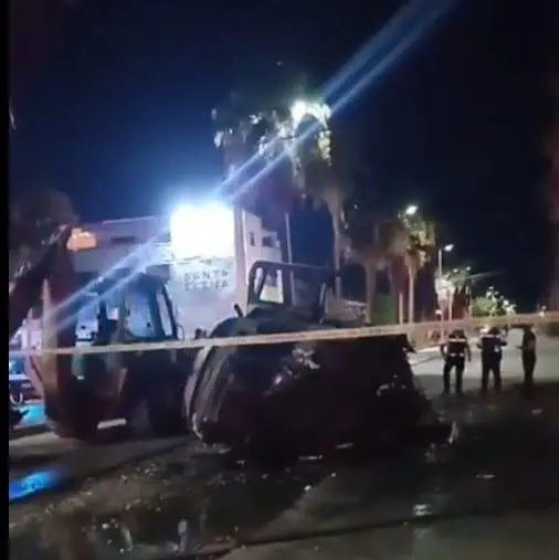 Mueren dos jóvenes calcinados tras estrellarse a alta velocidad contra maquinaria en Torreón