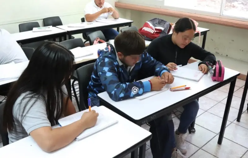 Recibe UT San Juan estudiantes de CECyTEQ para estancias preuniversitarias