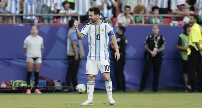 Hat-trick de Messi en el estreno de Argentina