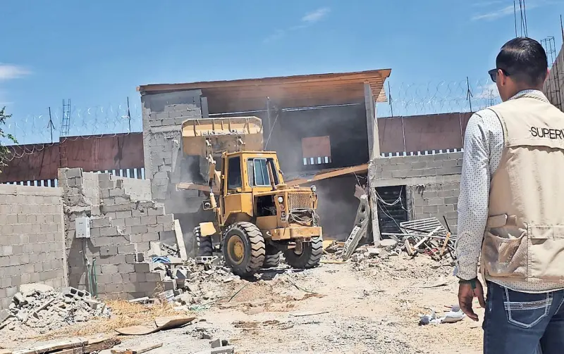 Demuelen más casas pegadas al muro