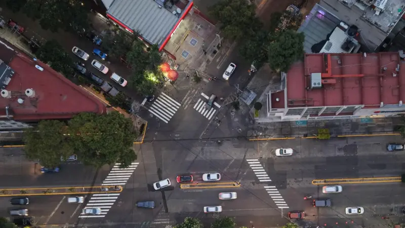 México mantiene rezago en infraestructura peatonal: 79% de las manzanas no tiene cruces señalizados