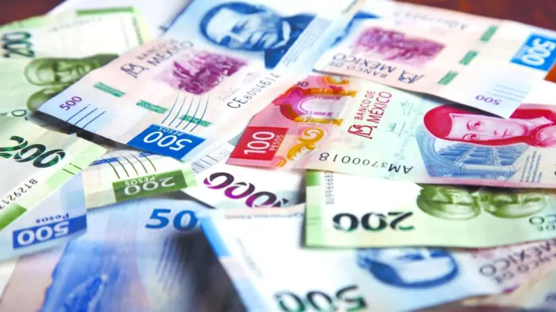 Peso mexicano se deprecia frente al dólar ante apuestas por alza a tasas de la Fed este año