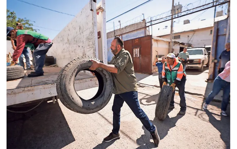 Se llevan muebles viejos y llantas
