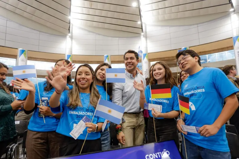 Felifer Macías encabeza abanderamiento de la beca ‘Contigo Embajadores 2026’