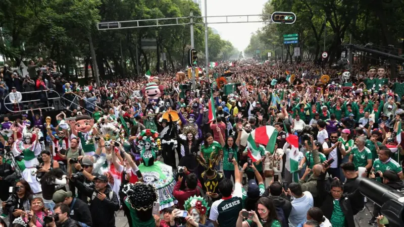 Miles participan en la Ola más grande del mundo para dar la bienvenida al Mundial 2026