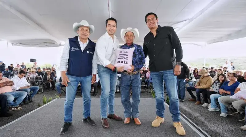 Felifer Macías entrega apoyos agrícolas a más de 550 productores en Querétaro