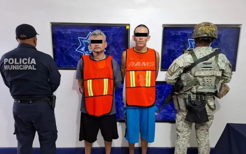 Arrestan a dos hombres por portar arma y droga