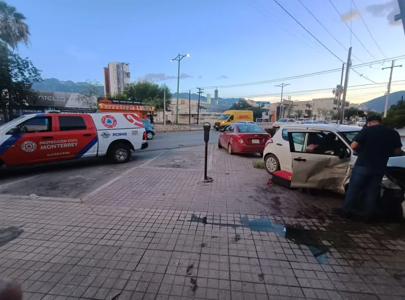 Tras choque, auto se estrella contra negocio en el centro de Monterrey 