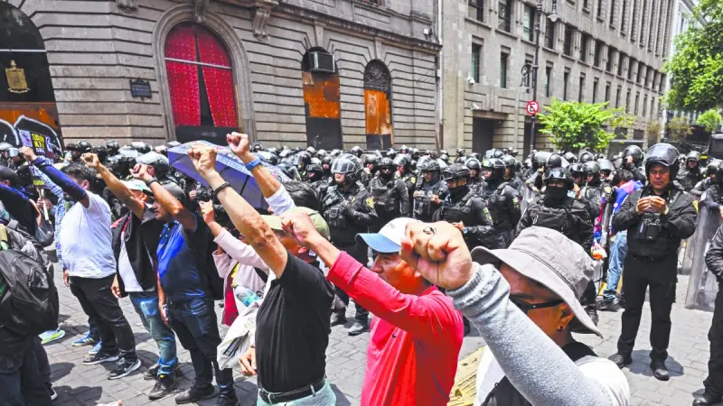 CNTE reanuda diálogo con Segob y SEP tras jornada violenta; mantiene plantón y bloquea vialidades