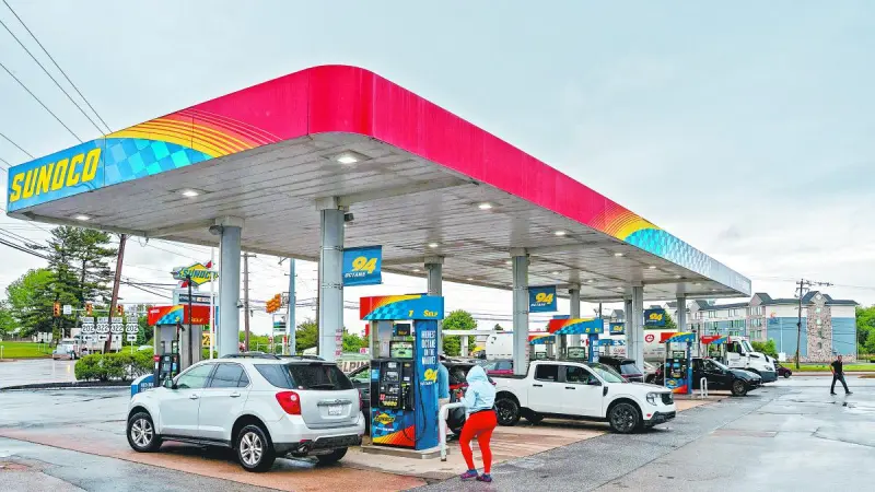 Gasolina en EU baja por sexta semana consecutiva pero el panorama aún no está despejado