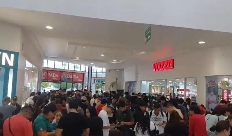 La fiebre del álbum continúa: coleccionistas llevan semanas intercambiando estampas en Plaza del Parque