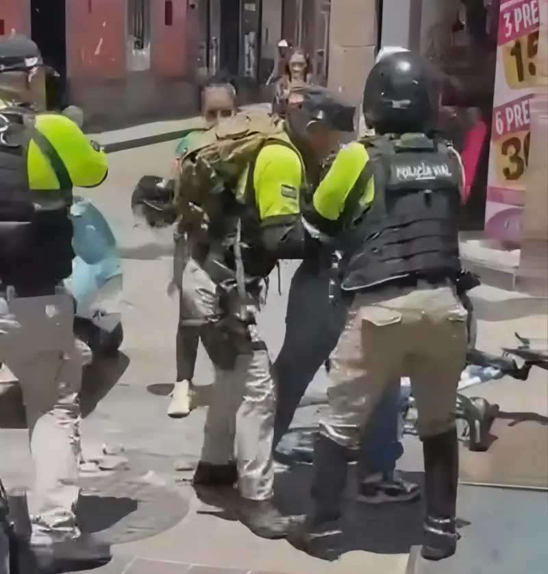 Exhiben presunto abuso de Policía Vial contra joven en SLP capital
