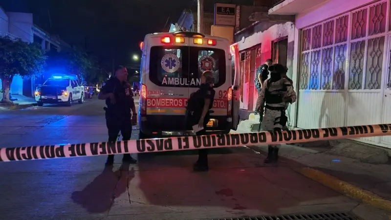 Dejan grave a hombre dentro de vivienda sin puerta durante ataque a balazos en León