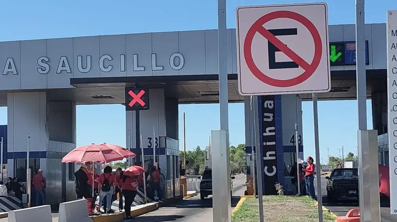 Dejan maestros libre paso en caseta de peaje de Saucillo