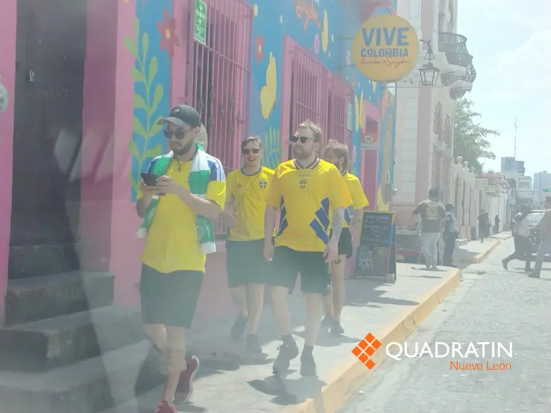 Aficionados de Suecia recorren Barrio Antiguo previo al partido contra Túnez