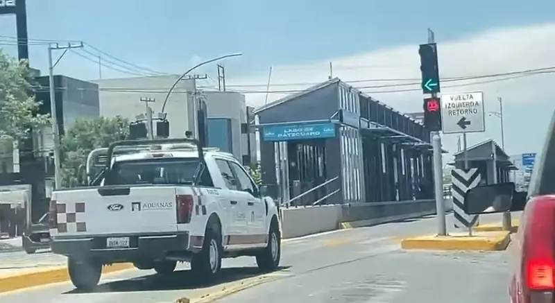 Video.- Captan auto de Hacienda en carril exclusivo del Juárez-Bús