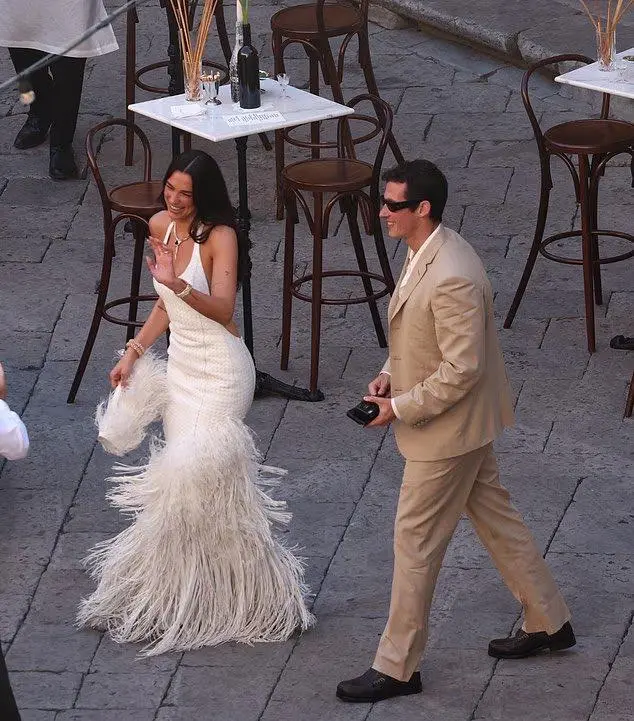 ¡Entre protestas! Comienza la mega boda de Dua Lipa y Callum Turner en Italia