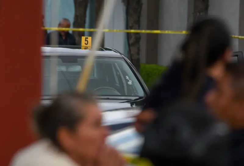 Turba agrede a golpes a dos colombianos acusados de extorsión en Guadalajara; muere uno