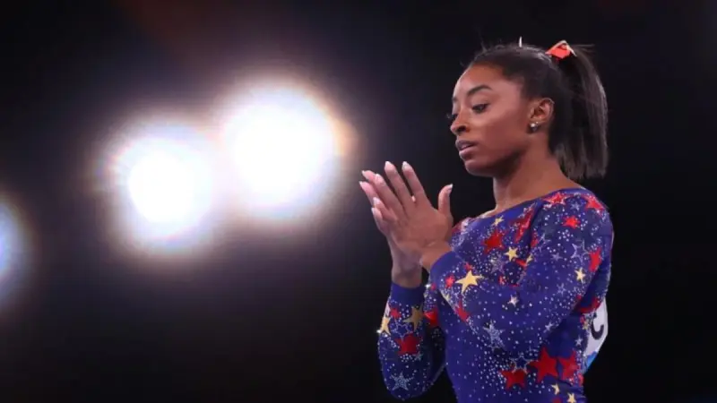 Simone Biles dice que sufrió una "aterradora" emergencia médica